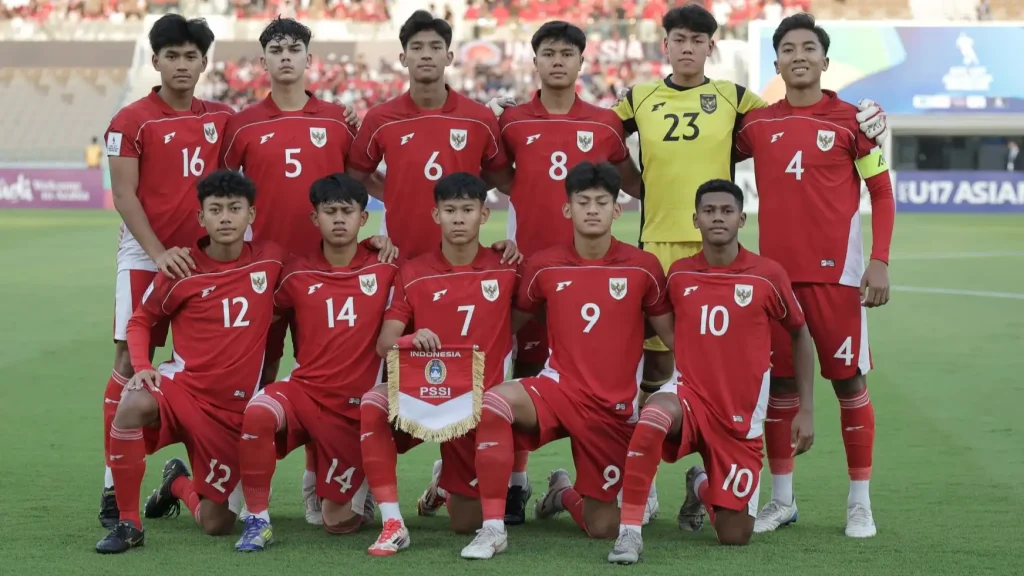 Timnas Indonesia U-17 tampil gemilang di Piala Dunia 2025. Simak perjalanan Garuda muda dari fase grup hingga 16 besar, statistik, pemain bintang, dan dampaknya bagi sepak bola nasional.