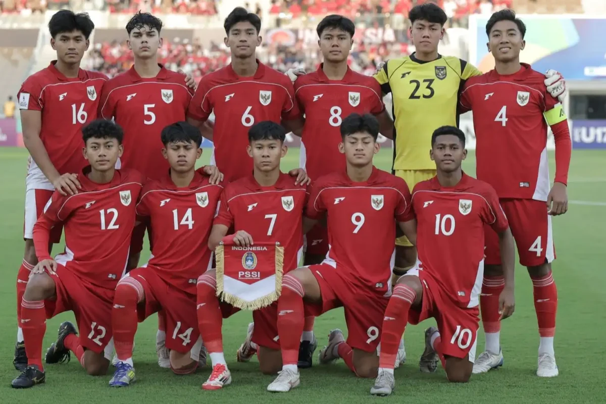 Timnas Indonesia U-17 tampil gemilang di Piala Dunia 2025. Simak perjalanan Garuda muda dari fase grup hingga 16 besar, statistik, pemain bintang, dan dampaknya bagi sepak bola nasional.